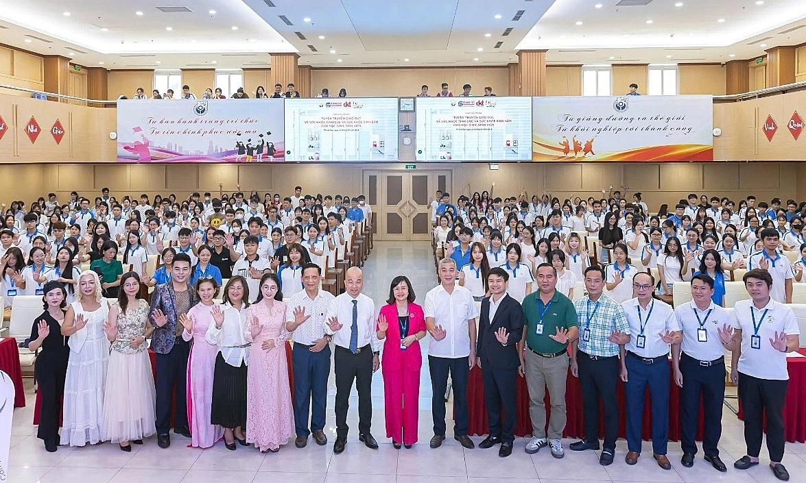 'Fiesta Tour' brings reproductive health knowledge to schools