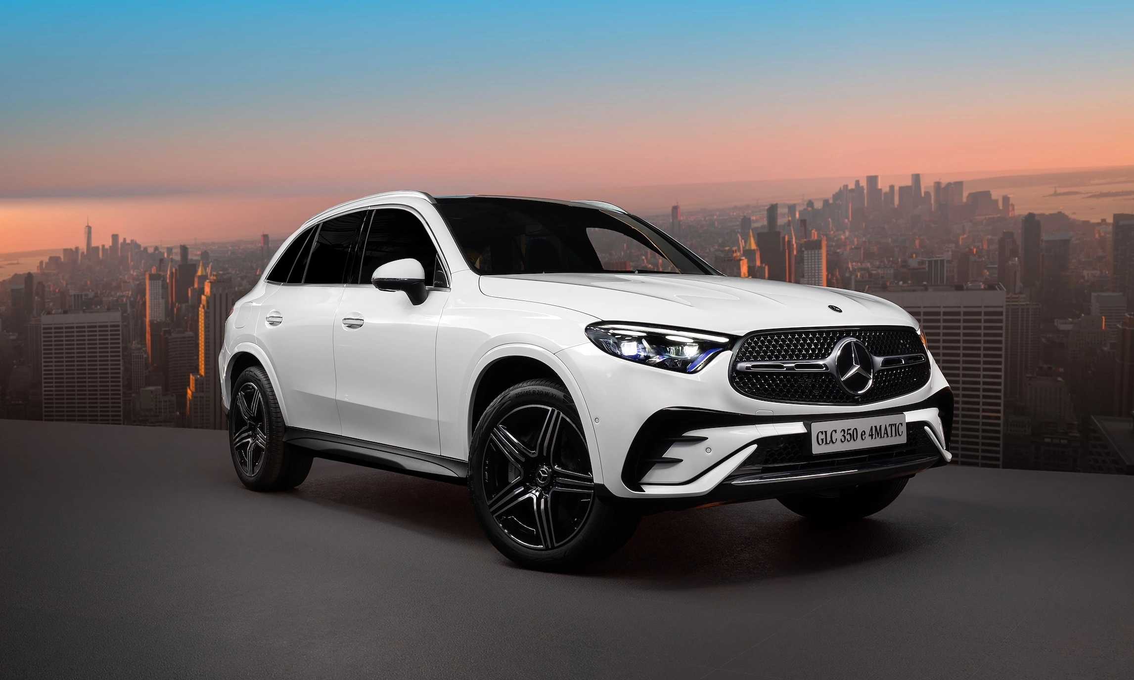 Mercedes GLC price drops over 300 million dong, PHEV version added