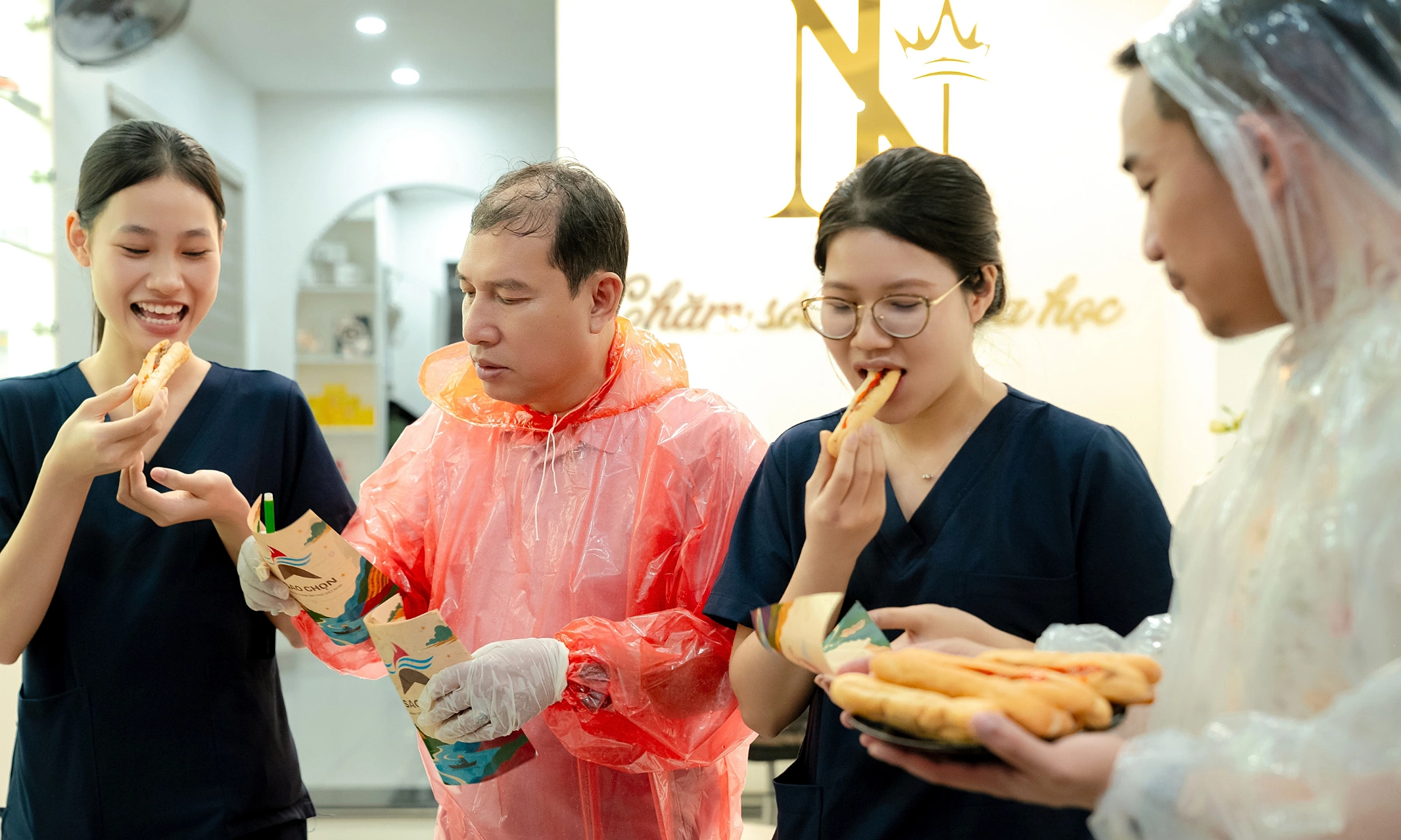 Actors Quang Thang, Do Duy Nam brave rain to give out banh mi que