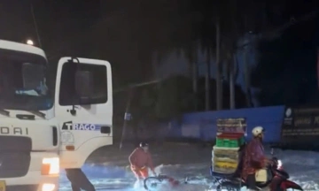 Flash flood at night submerges hundreds of homes in Ho Chi Minh City