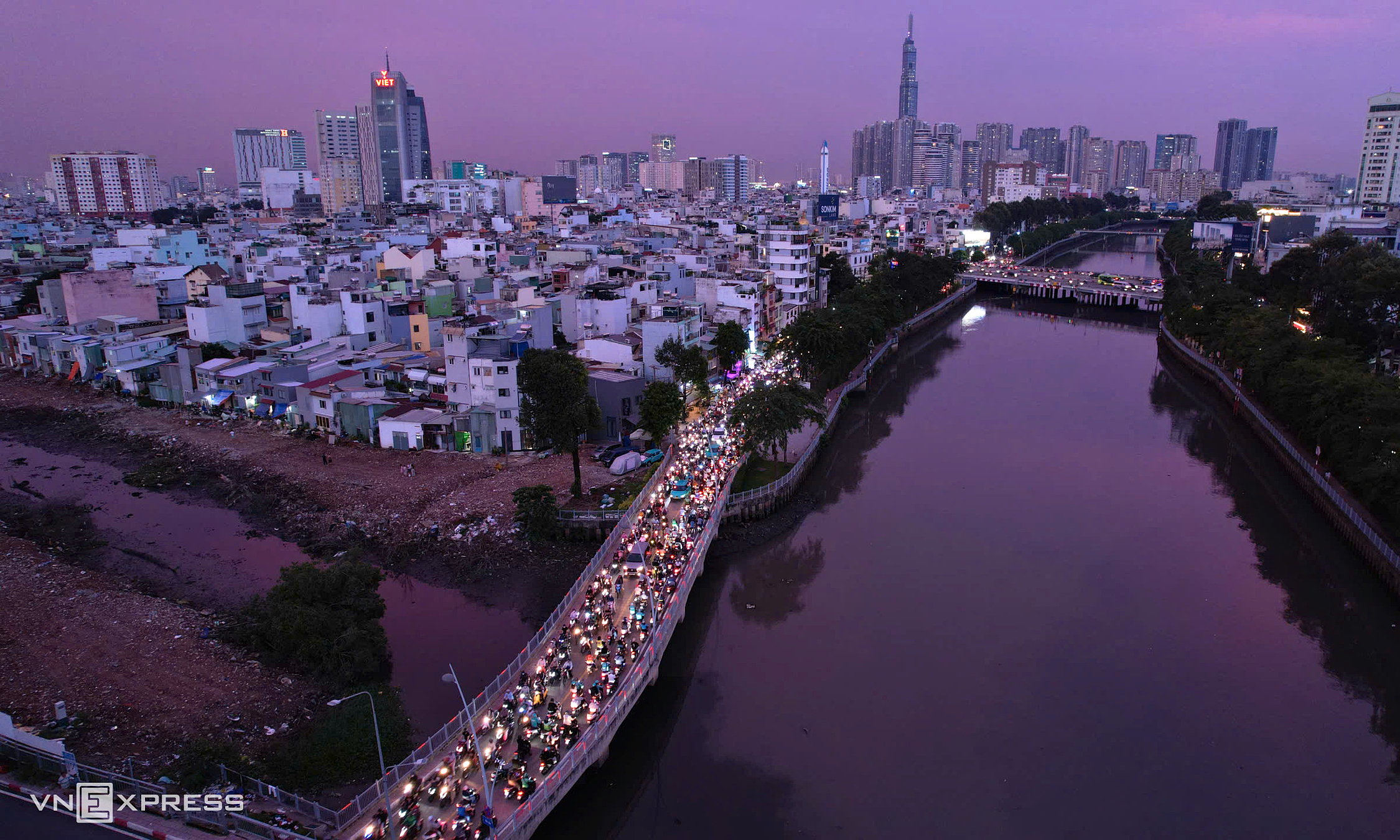 Drilling rig over 10 m collapses, causing prolonged congestion on canal-side road