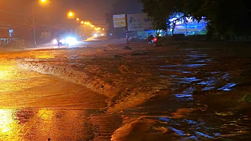 Red sand flood inundates mui ne overnight
