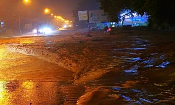 Red sand flood inundates mui ne overnight