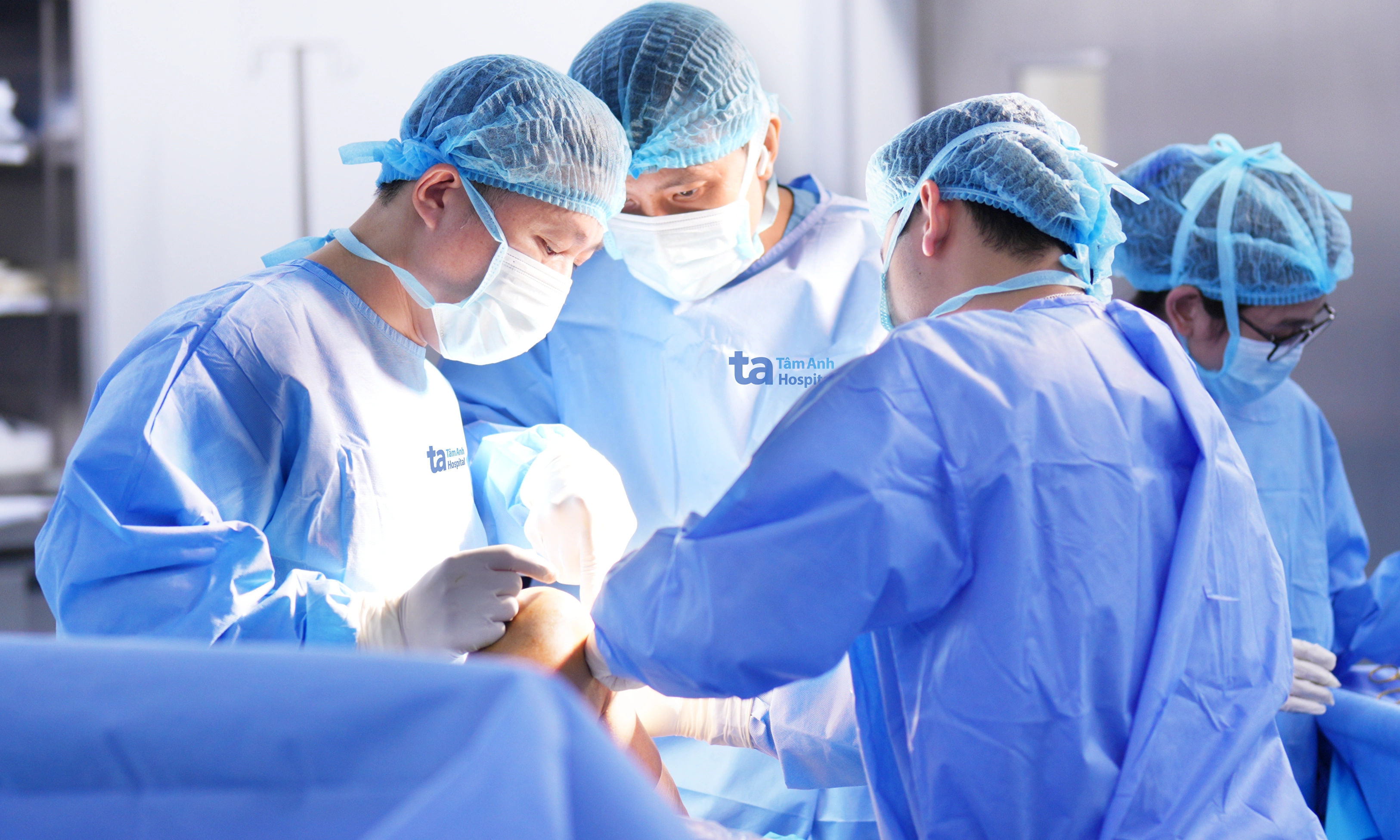 Why is it difficult to fully straighten the knee after ligament surgery?