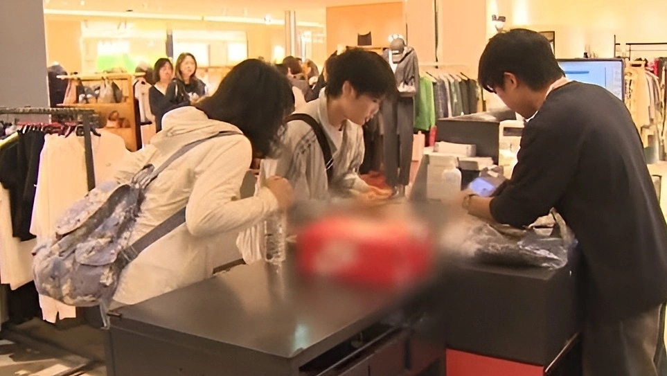 South Korea profits as chinese visitors splurge on shopping
