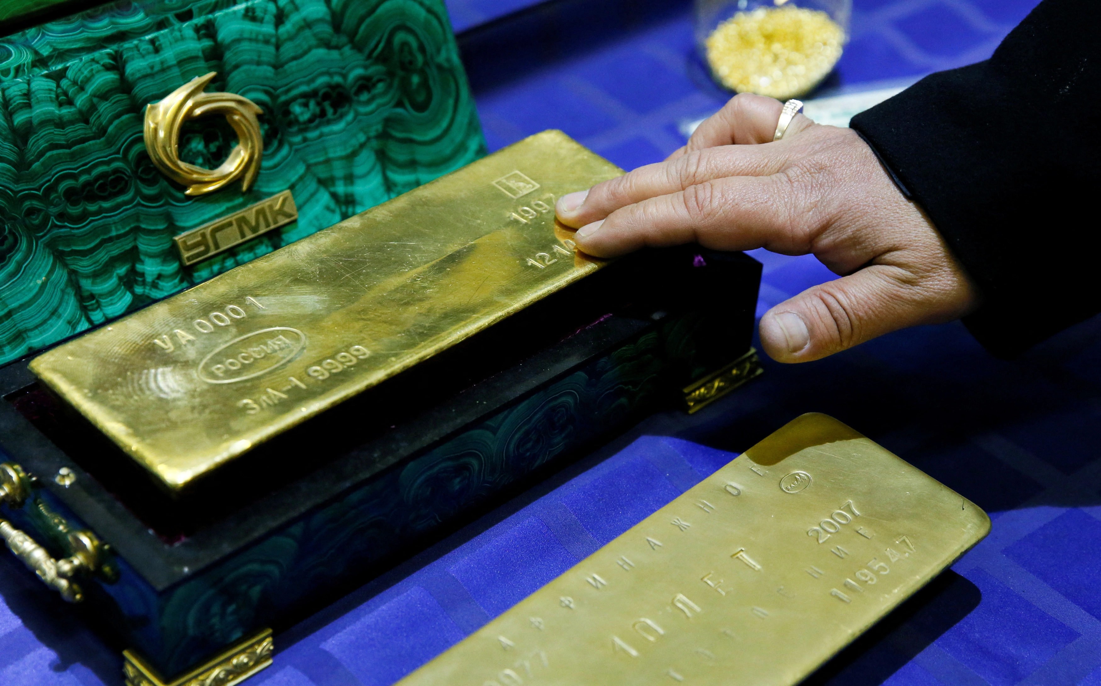 Russian gold floods into Hong Kong