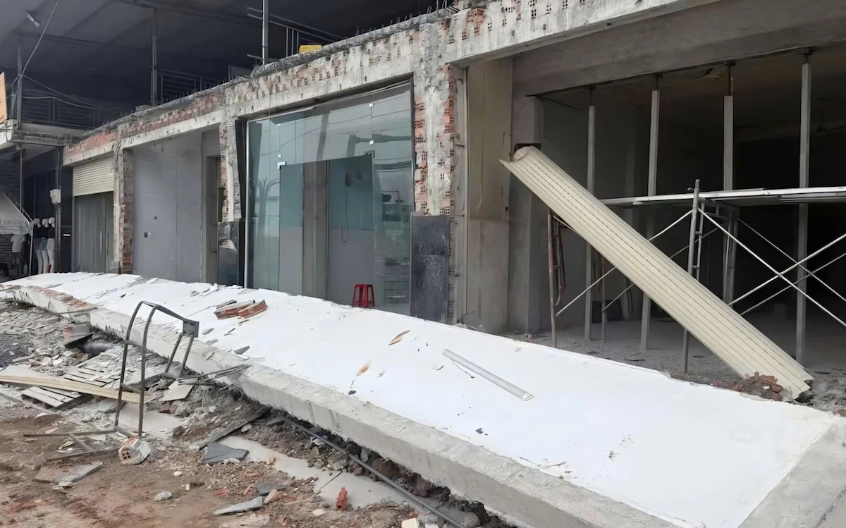Awning collapse kills worker