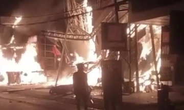 Fire at motorbike shop in Ho Chi Minh City spreads to residential homes