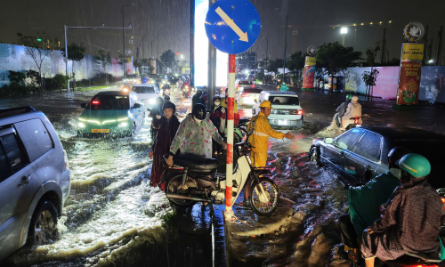 Heavy rain at rush hour causes traffic chaos in Ho Chi Minh City