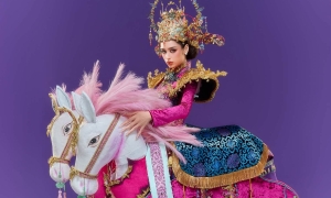 Emoura Pham performs in 'Vinh quy bai to' costume