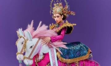 Emoura Pham performs in 'Vinh quy bai to' costume