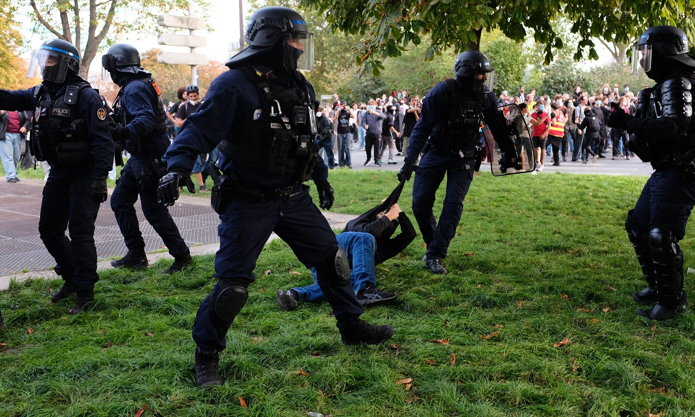 France halts use of stun grenades against student protesters
