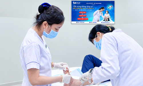 Two instances of foot necrosis due to diabetes complications