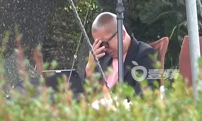Husband cries at Xu Xiyuan's grave