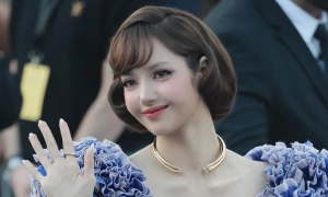 Lisa captivates at Paris Fashion Week