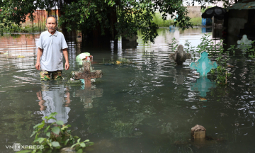 Life turned upside down in residential area flooded for 20 hours in Ho Chi Minh City