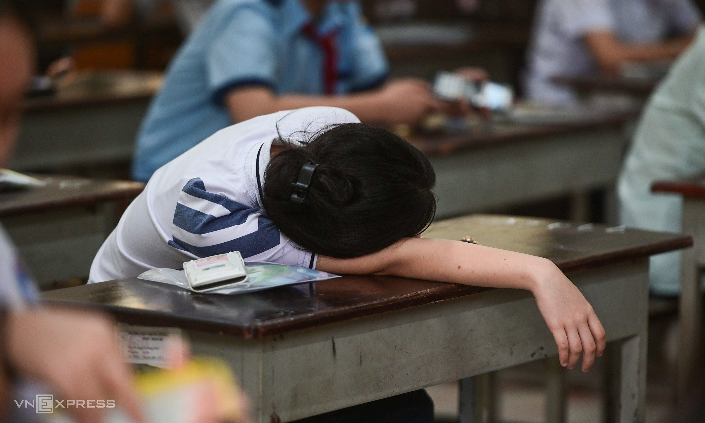The government requires ensuring students who fail to enter public 10th grade can still attend school