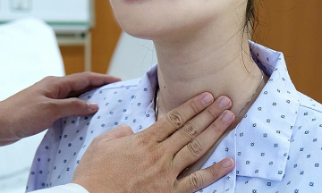 Causes of white spots around the tonsils