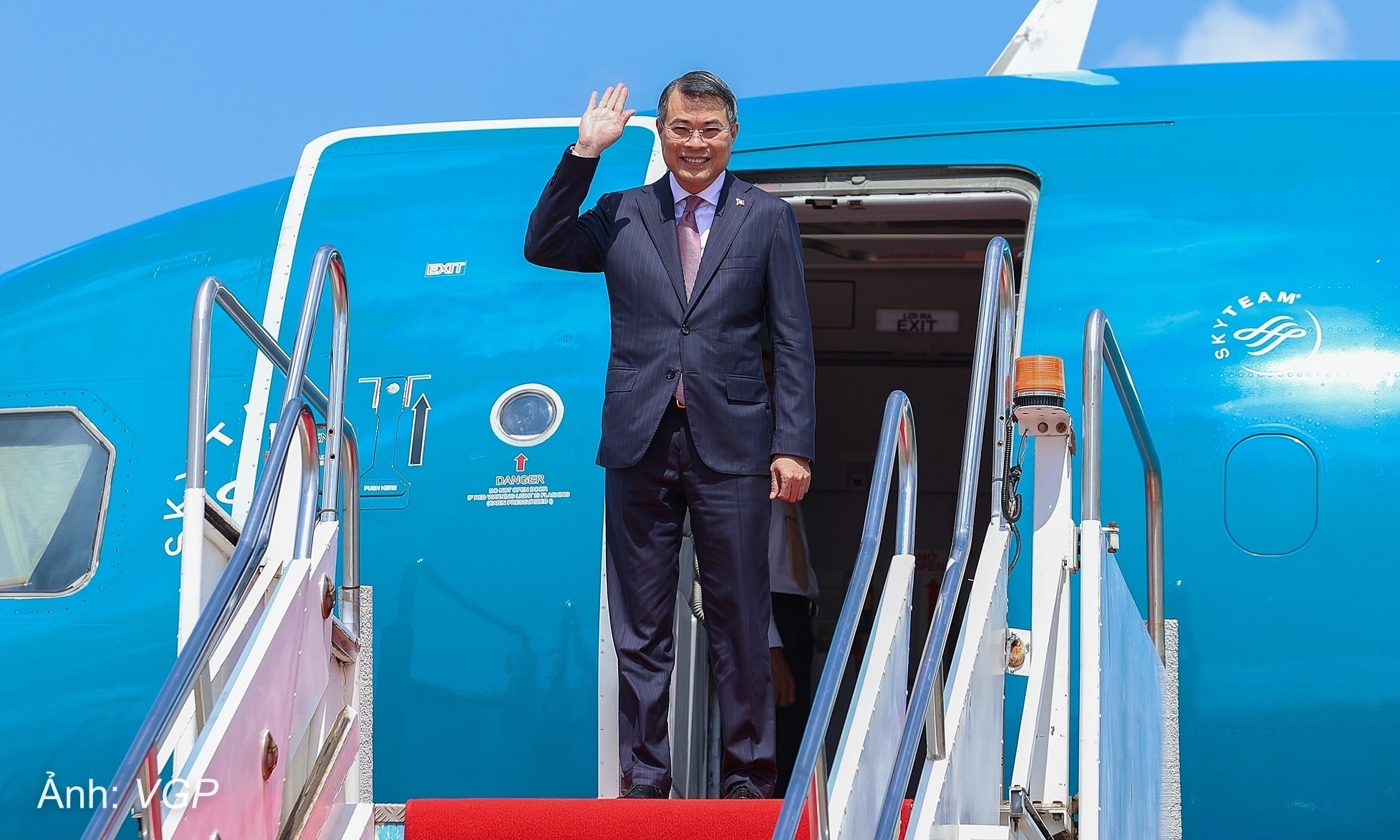 Prime Minister Le Minh Hung begins visit to Laos