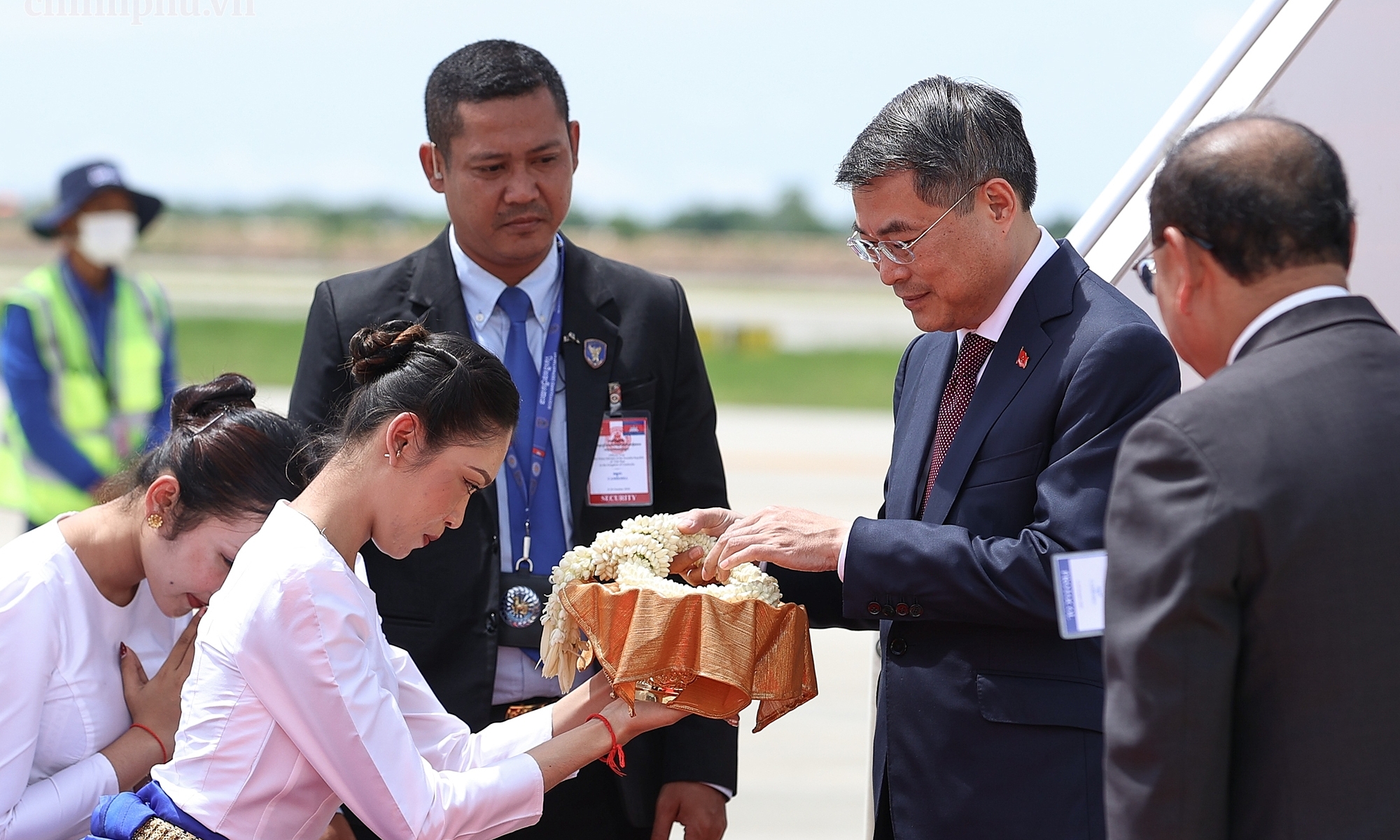 Prime Minister Le Minh Hung begins visit to Cambodia