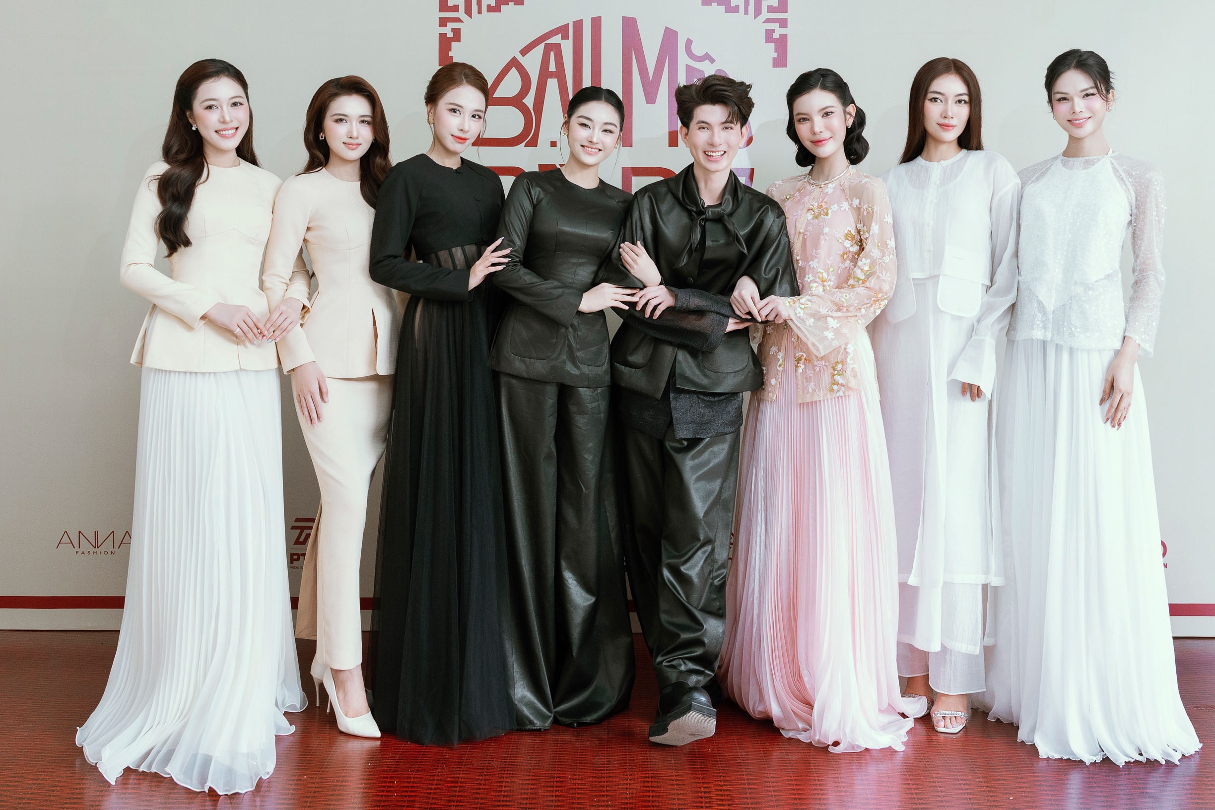Celebrities don stylized ba ba for fashion exhibition