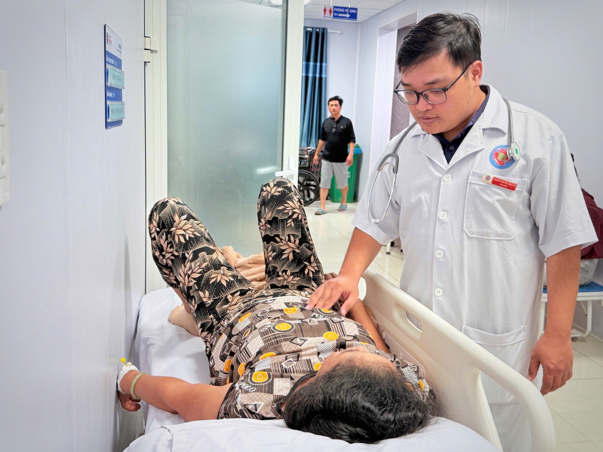 Number of suspected food poisoning cases after eating banh mi in Quang Ngai surpasses 100