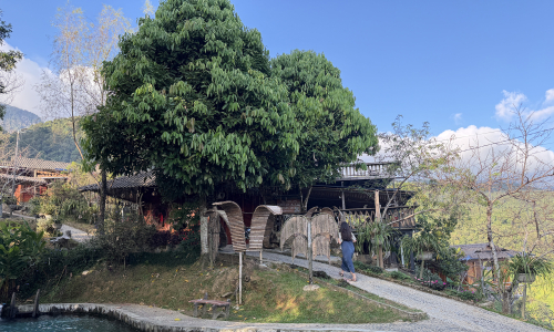 Hmong people at the foot of Hoang Lien Son mountains embrace tourism