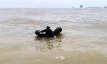 Man swept out to sea while net fishing