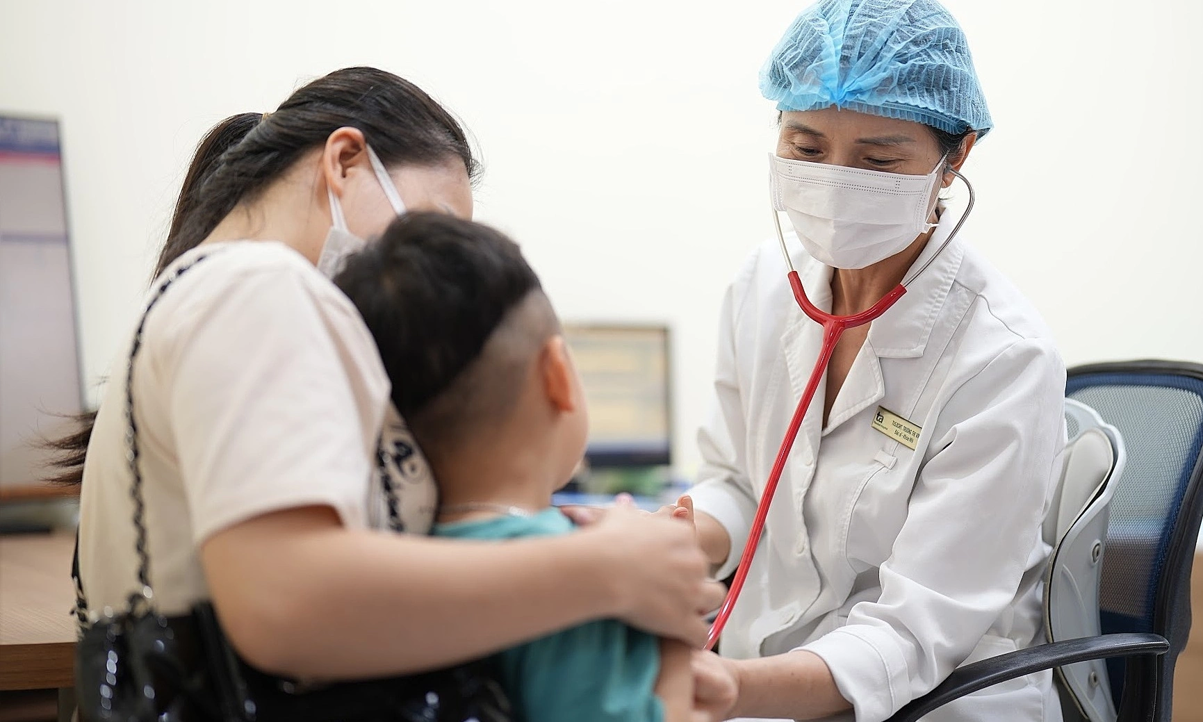 Is pneumonia contagious in children?