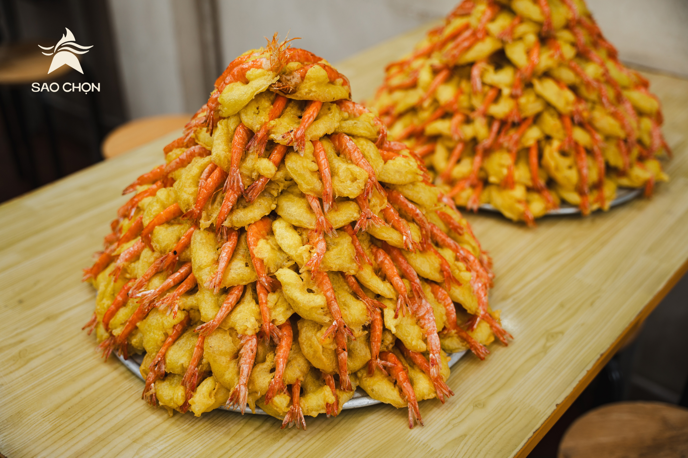 Tay Ho shrimp cake restaurant sells nearly 700 cakes daily