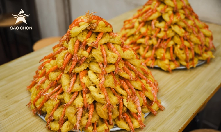 Tay Ho shrimp cake restaurant sells nearly 700 cakes daily