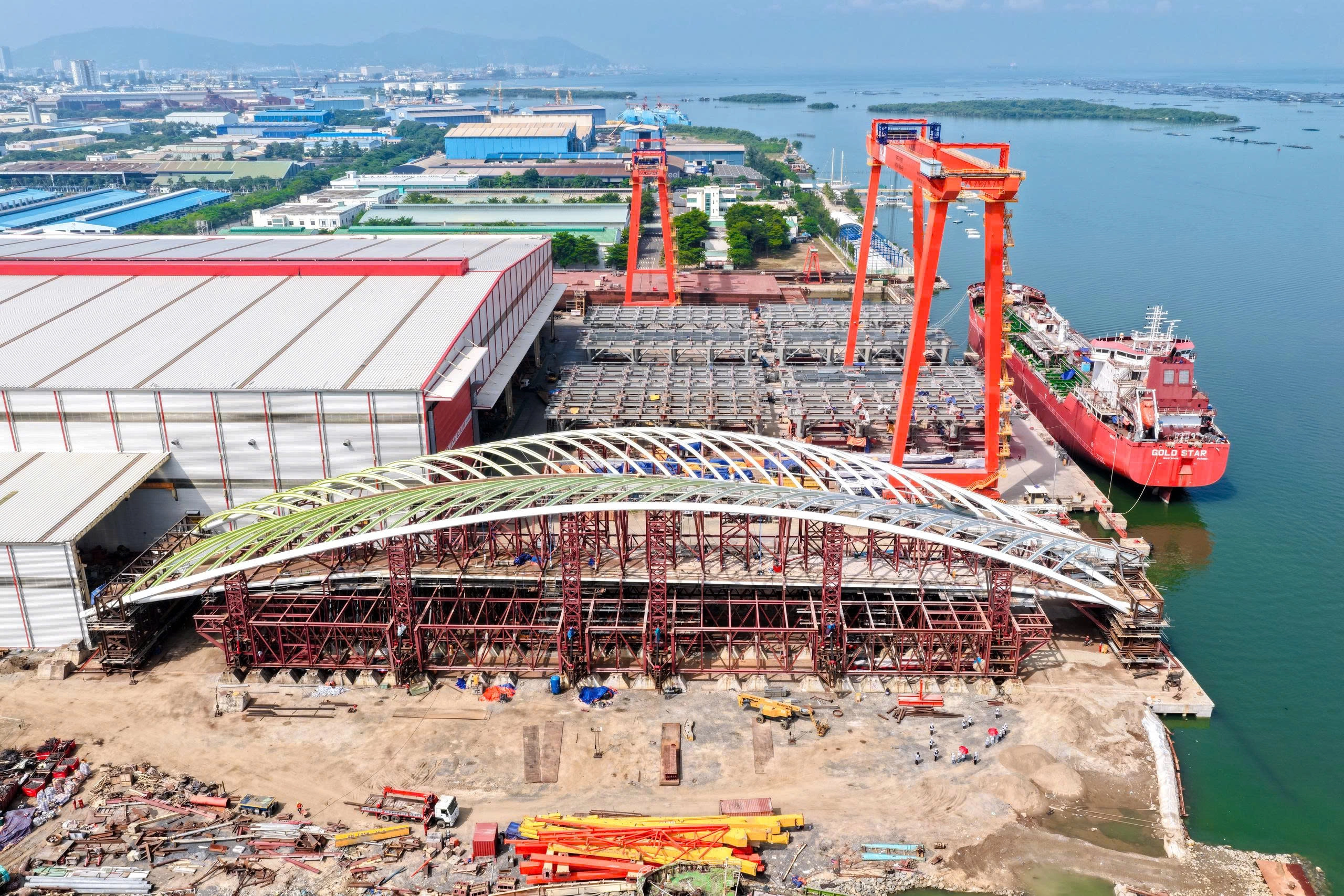 Pedestrian bridge over Saigon River set for joining on 21/10