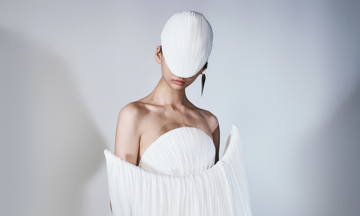 A fashion and sculpture encounter in Cuong Dam's show