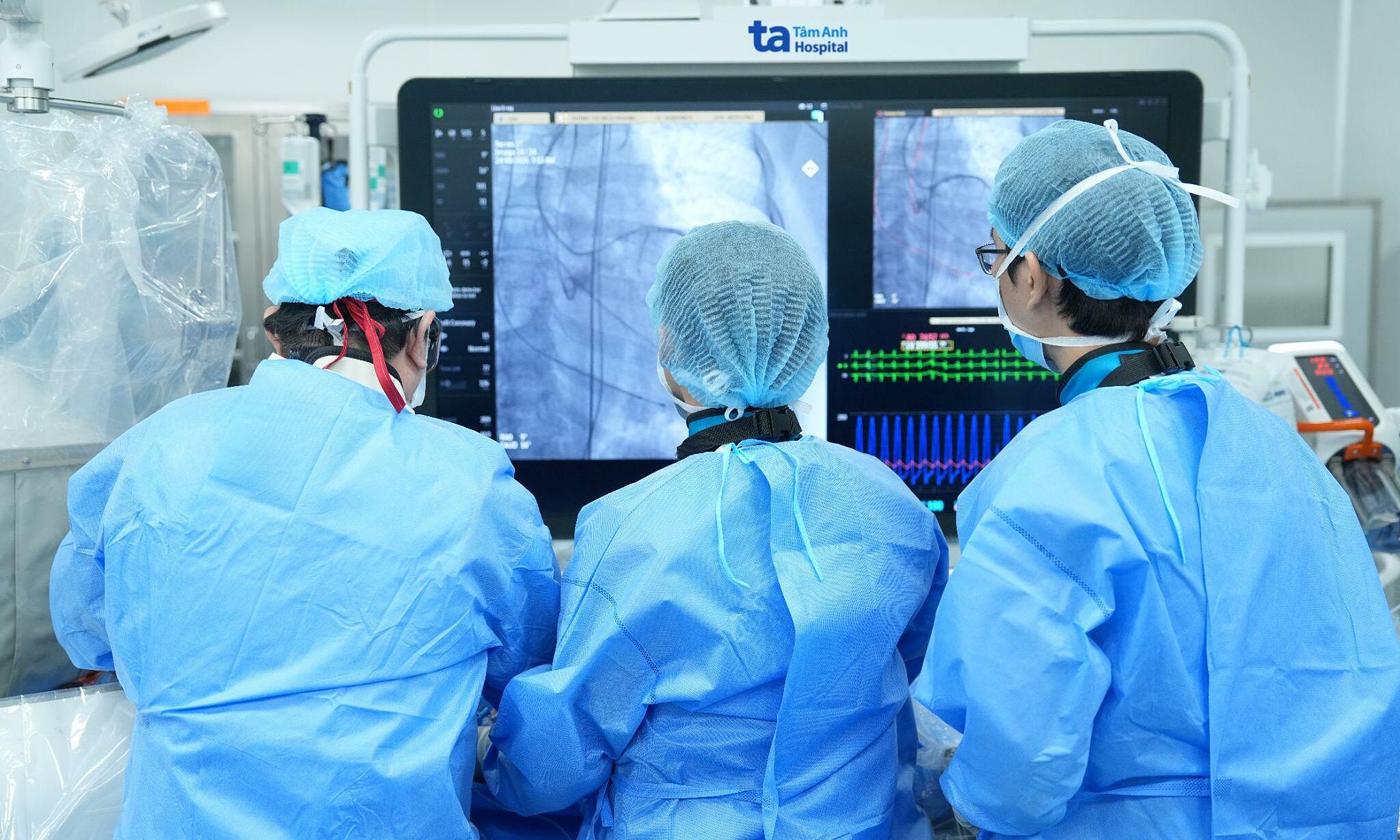 Elderly man receives non-surgical heart valve replacement