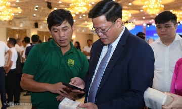Quang Ngai chairman "scans" QR code, advises businesses on product packaging