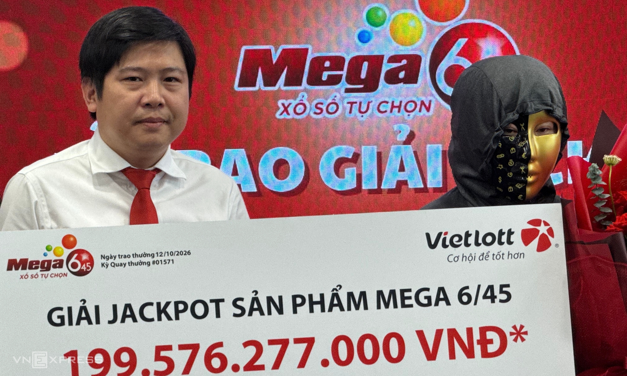 A female customer wins a record jackpot of nearly 200 billion dong