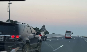 When can drivers overtake on the right?