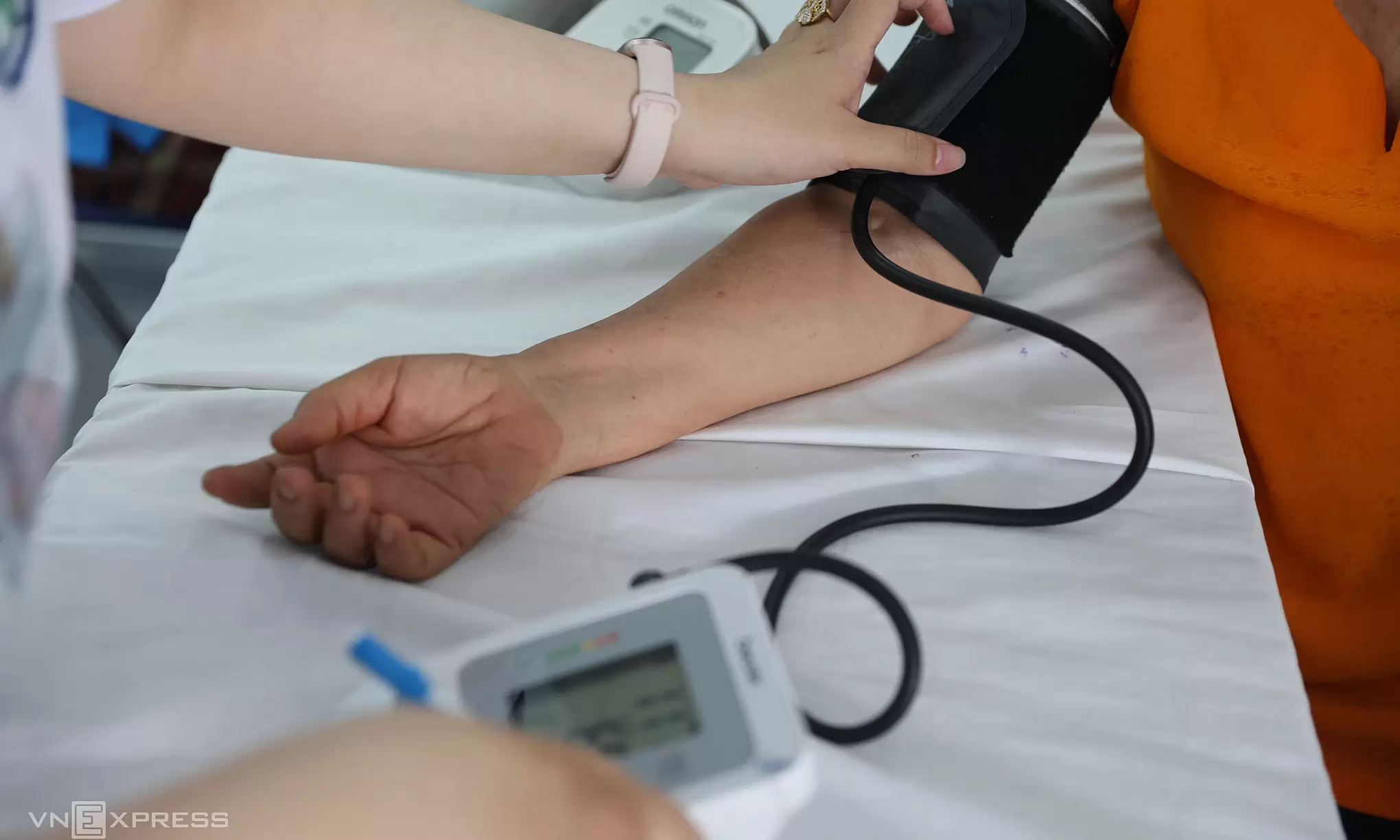 What happens when uric acid levels are high without symptoms?
