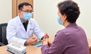 Why does chronic hives frequently recur?