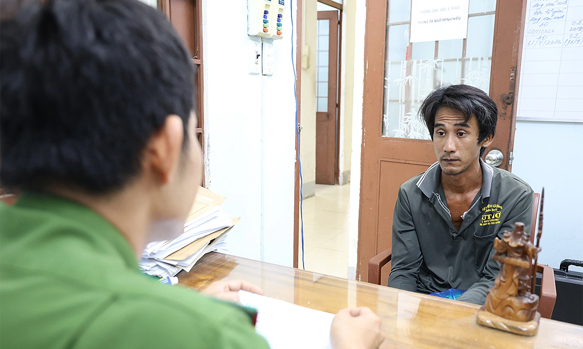 Threatening to kill aunt, robbing 400 million VND