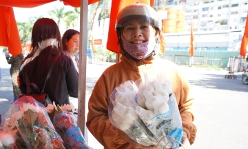 Residents prepare white flowers to bid farewell to martyrs at Le Thi Rieng Park