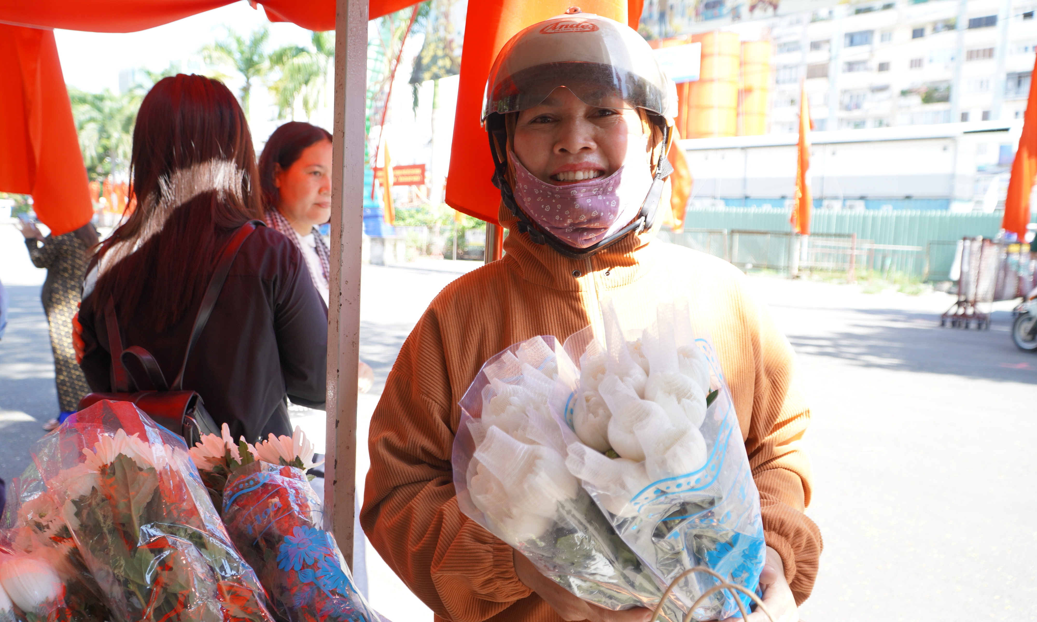 Residents prepare white flowers to bid farewell to martyrs at Le Thi Rieng Park