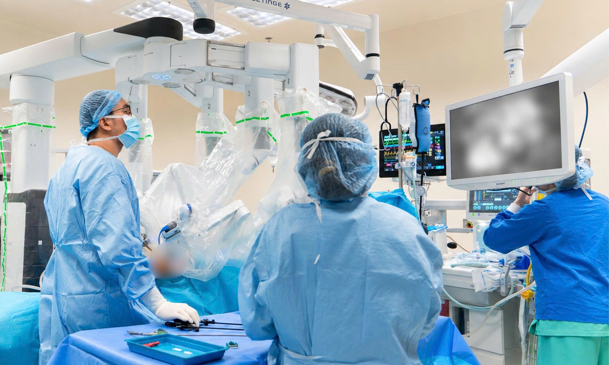 Robot removes fibroid tumor near aorta in chest