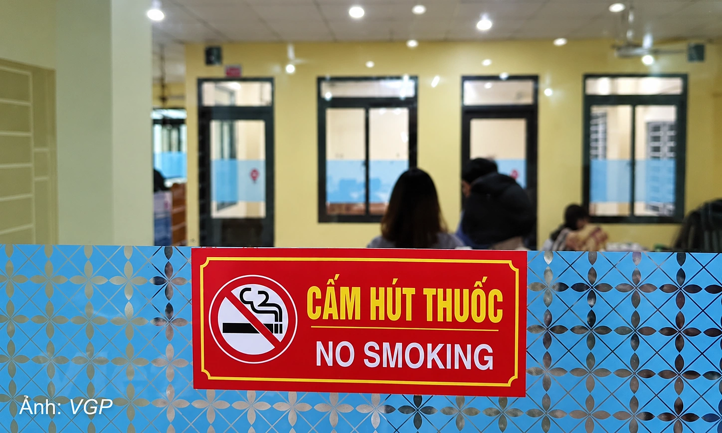 Bars, karaoke venues may move towards complete smoking bans