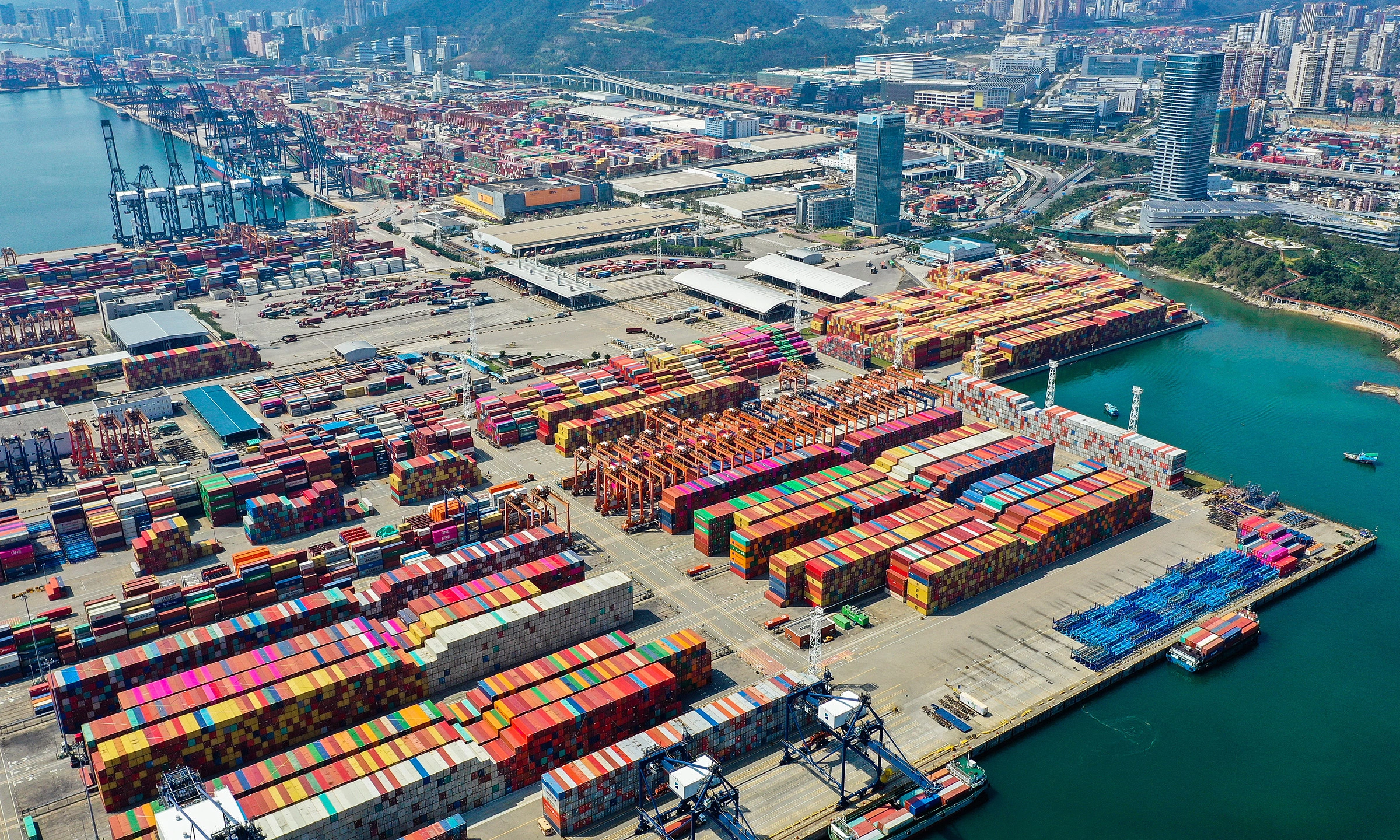 China's trade surplus nears USD 1 trillion