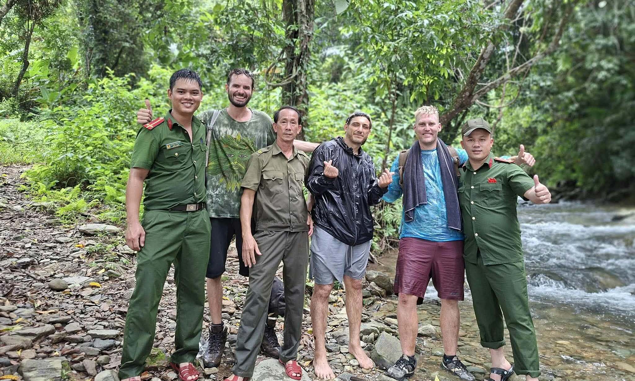 Rescue of two western tourists lost in the forest in Da Nang