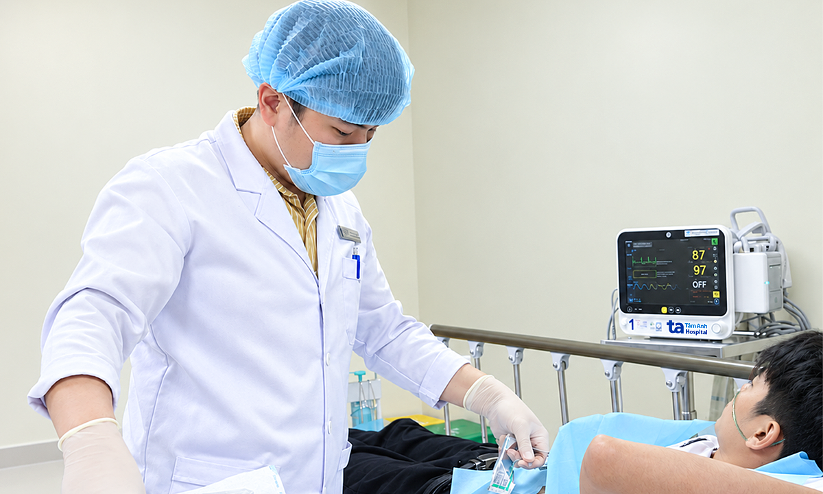 Sudden pneumothorax causes lung collapse in young man