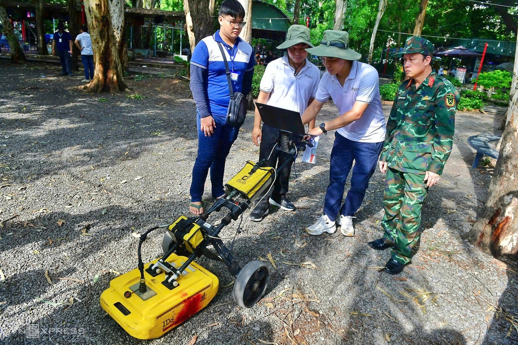 Behind the 'radar eyes' of the lecturer team searching for 731 martyrs' graves
