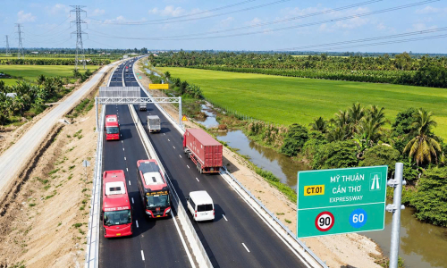 My Thuan - Can Tho expressway restricts vehicles for overpass construction