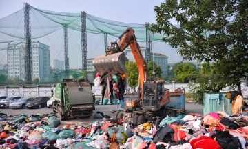 300 tons of old clothes dumped by roadside in Hanoi